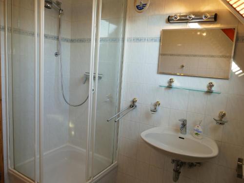 ein Bad mit einer Dusche und einem Waschbecken in der Unterkunft Cozy Apartment located in Rovershagen with Garden in Rövershagen