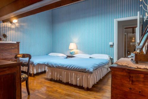フェラーラにあるPiccola Casa Anticaのベッドルーム1室(ベッド2台付)