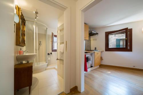 een grote badkamer met een wastafel en een spiegel bij Heart of Venice in Venetië