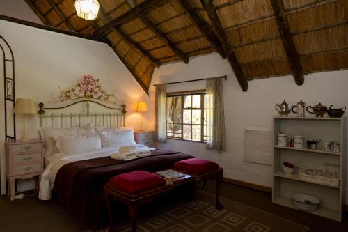 una camera da letto con un letto grande e una finestra di Cottage Pie a Clarens