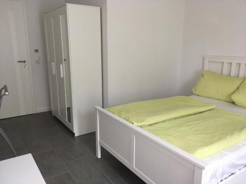 ノイシュタット・アム・リューベンベルゲにあるFerienwohnung Angelikaのベッドルーム1室(黄色い毛布付きのベッド1台付)