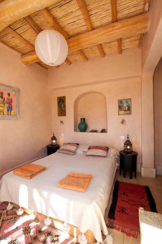 a bedroom with a large bed in a room at Maison d'Hôtes Irocha in Tisselday