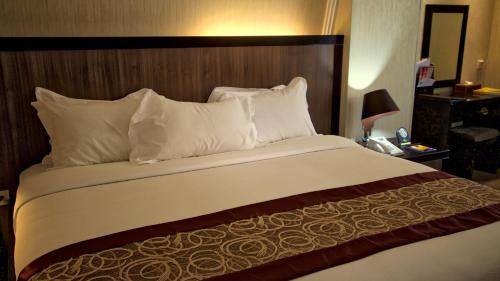 Un ou plusieurs lits dans un hébergement de l'établissement Elilly International Hotel