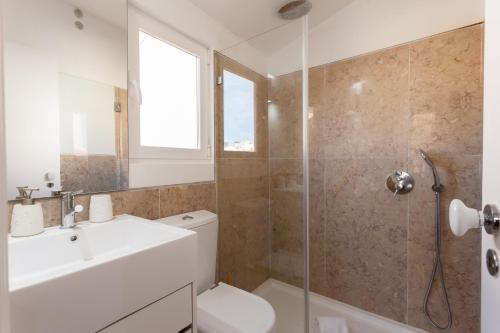 リスボンにあるBairrus Lisbon Apartments - Principe Real/Brickのバスルーム(トイレ、洗面台、シャワー付)