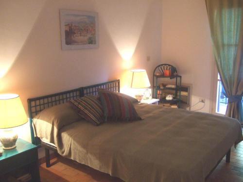 una camera con un letto con due lampade e due tavoli di Villa Suk a Taormina