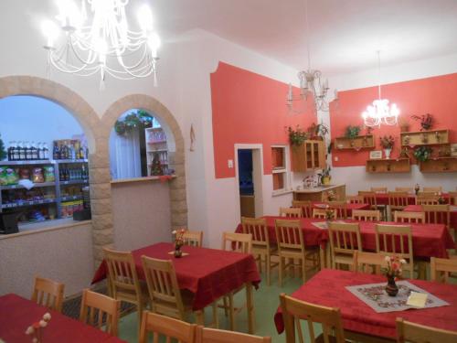 MezimestiにあるPenzion Ruprechticeの赤い壁のレストラン