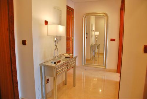 マルベーリャにあるTop Quality Apt Marbellaの化粧台と鏡付きの部屋