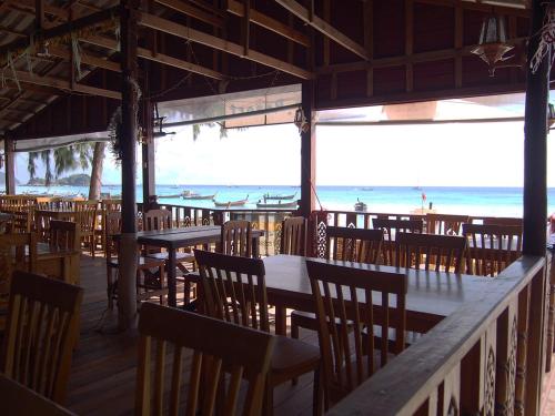 
A restaurant or other place to eat at Coco Beach Bungalows
