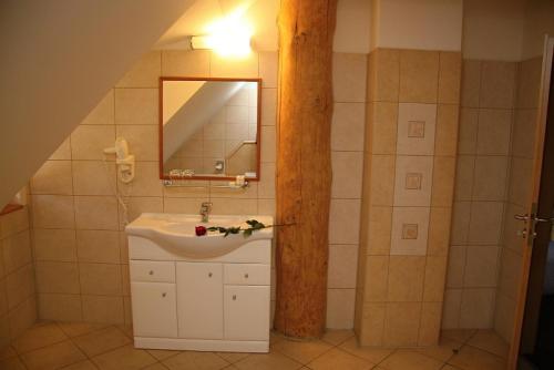 y baño con lavabo y espejo. en Hotel Grůň, en Mosty u Jablunkova