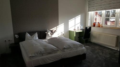 Tempat tidur dalam kamar di Hotel Landhaus Feyen