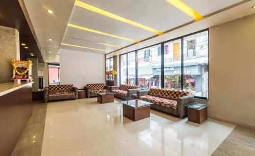 AmbajiHotel Rajmandir的大楼内设有沙发和桌子的大厅