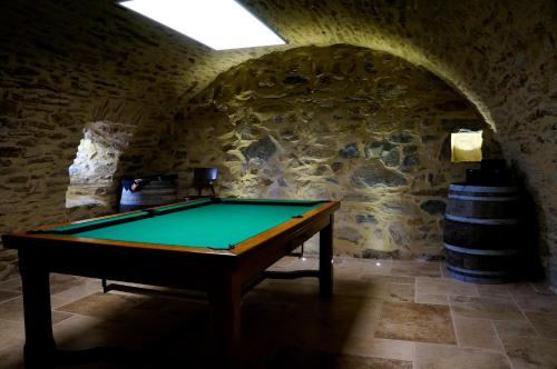 une chambre avec un billard dans une grotte dans l'établissement Domaine des Marequiers chambre Alchemille, à Saint-Germain-du-Teil