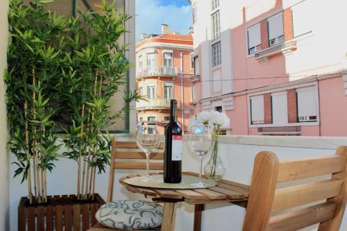 リスボンにあるRiver View Balcony - Historic Center !のワイン1本、バルコニー(テーブル上のグラス2杯付)