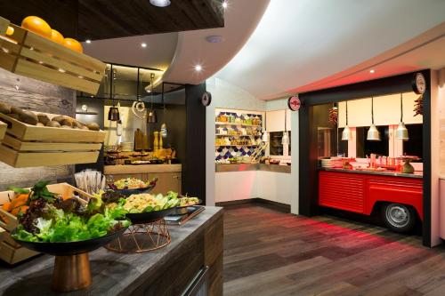 Makanan di atau berdekatan hotel