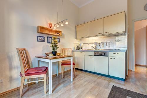 una cucina con tavolo e sedie in una stanza di Villa Inge Wohnung 6 a Heringsdorf