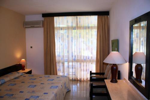 Postel nebo postele na pokoji v ubytování Kenya Bay Beach Hotel