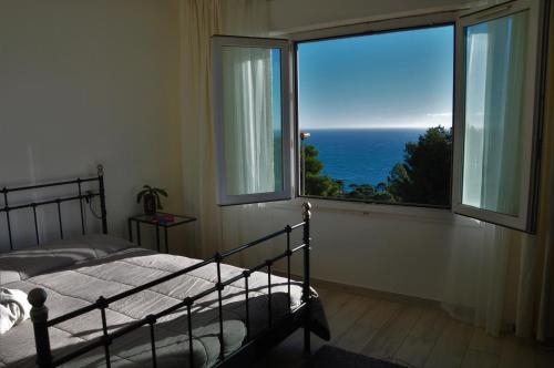 カップ・ダイユにあるVilla SKYLINE-Monaco Borderのベッドルーム1室(ベッド1台付)が備わります。