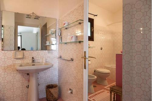 ポルト・チェルボにあるBilocale Cala Ruja- Costa Smeraldaのバスルーム(洗面台、トイレ付)
