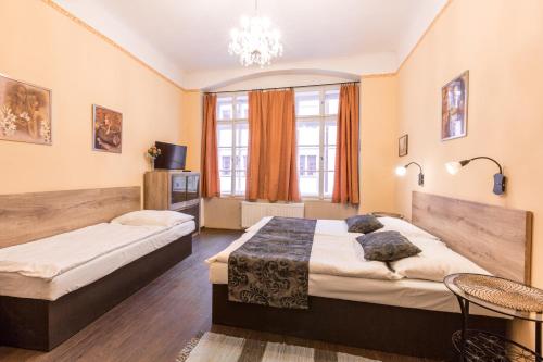 プラハにあるMila Apartmentsのベッドルーム1室(ベッド2台、シャンデリア付)