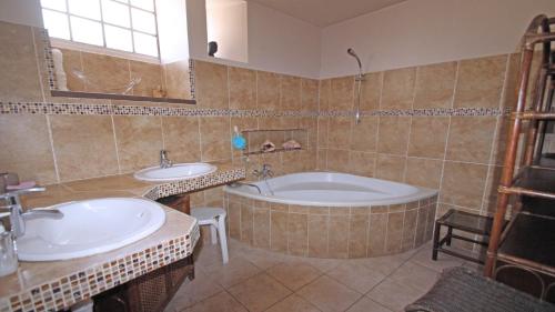 y baño con 2 lavabos y bañera. en Mas Garonnette, en Sainte-Maxime