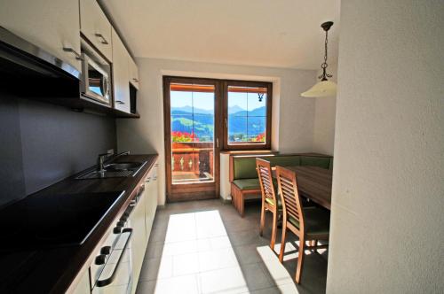 een keuken met een tafel en een eetkamer bij Ferienhaus Hubertus - PRECHTLHOF in Flachau