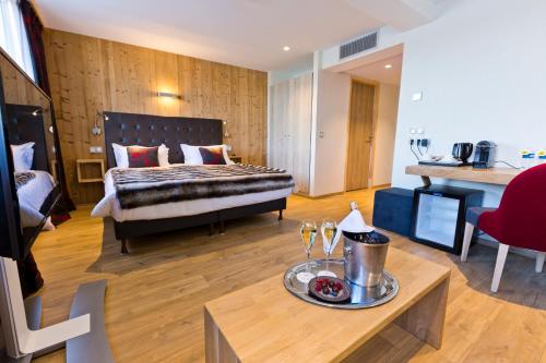 Ένα ή περισσότερα κρεβάτια σε δωμάτιο στο Hôtel restaurant Spa de l'Abbaye