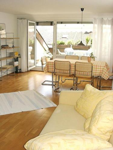 ein Wohnzimmer mit einem Sofa und einem Tisch in der Unterkunft Konstanz-Wallhausen in Konstanz