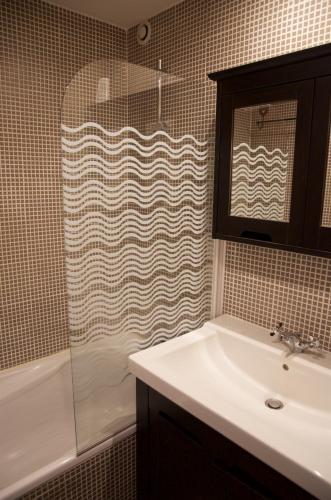 une salle de bain avec un lavabo et une douche dans l'établissement Chamois, à Chamonix-Mont-Blanc