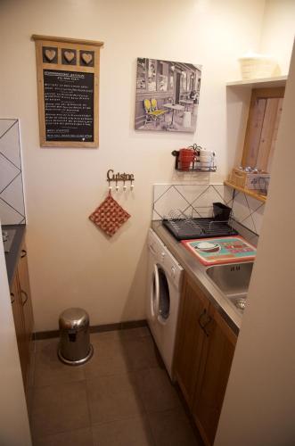 Il comprend une petite cuisine équipée d'une cuisinière et d'un évier. dans l'établissement Chamois, à Chamonix-Mont-Blanc