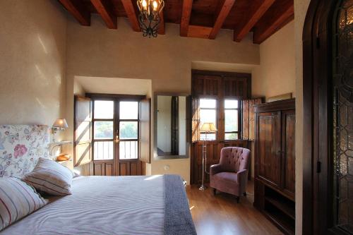 1 dormitorio con 1 cama, 1 silla y ventanas en Veoapartment Casa Betis, en Sevilla