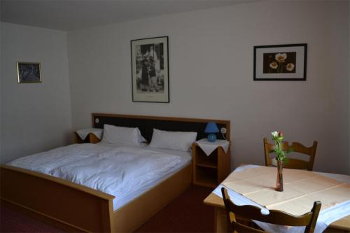 Postel nebo postele na pokoji v ubytování Hotel zum Taunus