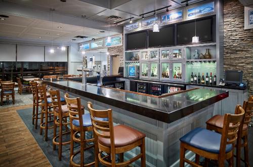 a bar with chairs and a counter with drinks at Best Western Plus Guildwood Inn in Sarnia