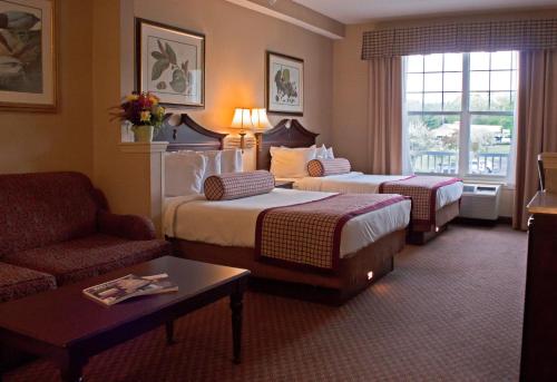 Giường trong phòng chung tại Fort William Henry Hotel