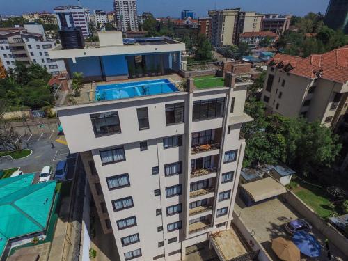 een luchtzicht op een gebouw met een zwembad bij Highlands Suites Hotel Apartments in Nairobi