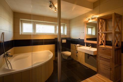 łazienka z wanną, toaletą i umywalką w obiekcie Dvojdům Ostrov u Macochy w mieście Ostrov u Macochy