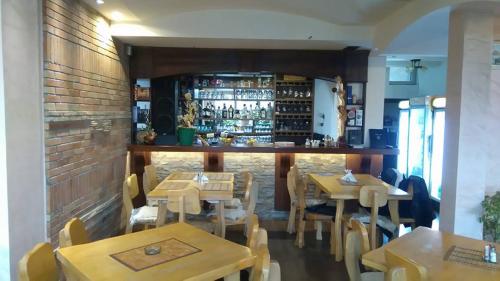 Ο χώρος του lounge ή του μπαρ στο Fruškogorska Terasa