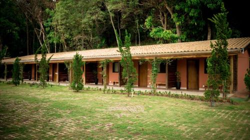 a house with a yard in front of it at Pousada Santa Thereza in Serra Negra