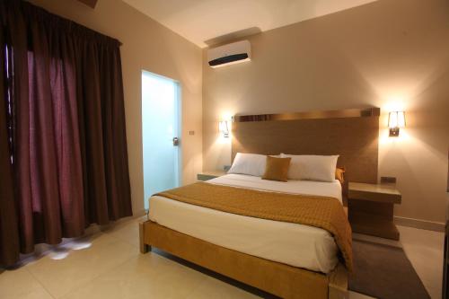 Un pat sau paturi într-o cameră la Hotel VDN by Good Rade