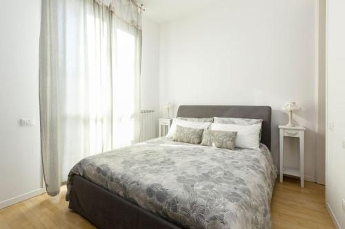 um quarto com uma cama grande e uma janela em La Maison della piazzetta em Bolonha