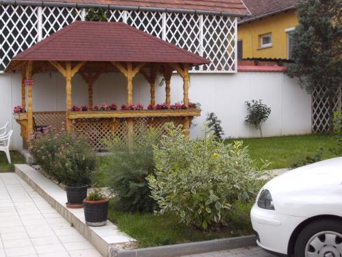 a gazebo in the yard of a house at Szieszta Panzió in Sárvár