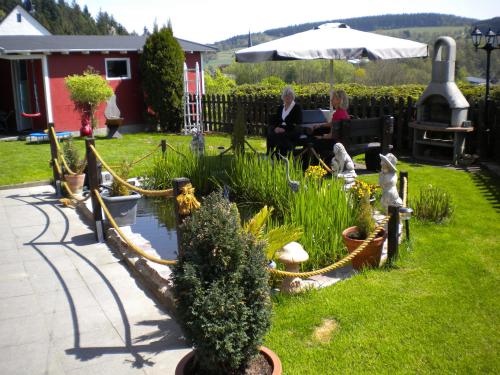Κήπος έξω από το Hotel Pension Haus Berghof