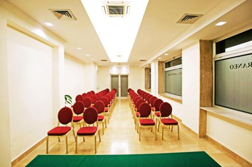 Espace de conférence ou salle de réunion dans l'établissement Hotel Mediterraneo