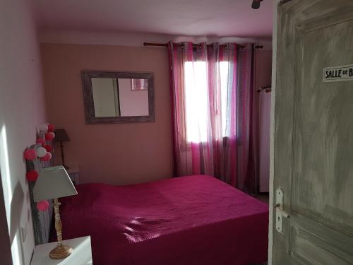 ガレリアにあるL'auberge Galeriaのベッドルーム1室(ピンクベッド1台、窓付)