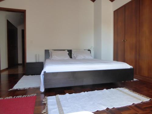 A bed or beds in a room at Casa Fernandes - Costa Nova