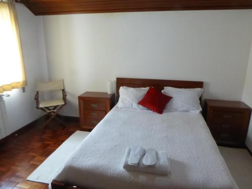 una camera da letto con un letto con due asciugamani sopra di Casa Fernandes - Costa Nova a Costa Nova