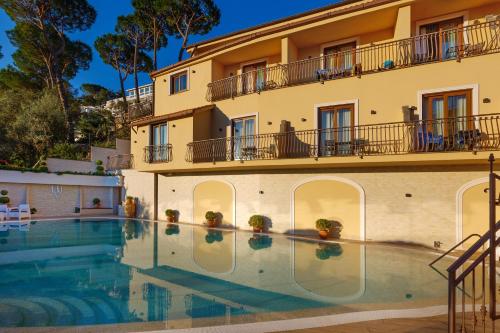 un hotel con piscina di fronte a un edificio di Hotel La Vue d'Or a Sorrento