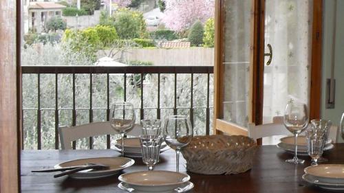 フォイアーノ・デッラ・キアーナにあるDiamanteの木製テーブル(グラスと皿付)