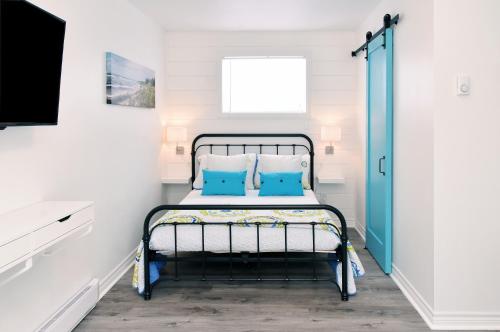 a bedroom with a bed and a desk at Kingsbridge Inn / Bon-Air Motel in Wasaga Beach