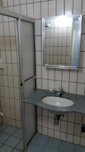 Kamar mandi di Flat Condominio Gaivotas Alcobaça BA a 100 metros do mar