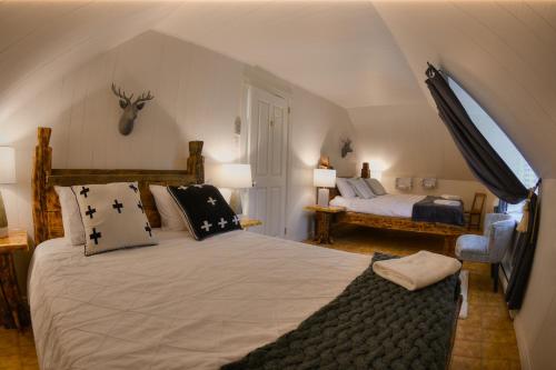a bedroom with a large bed in a attic at Les 2 Iles in La Malbaie